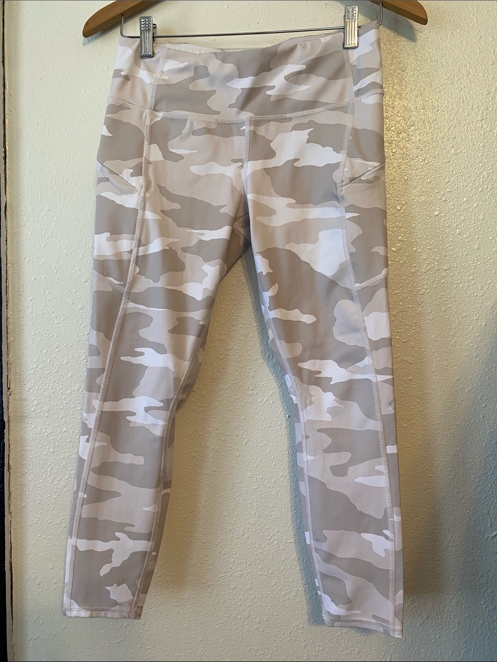 Athleta Beige & White Camo Leggings Womens Small Petite